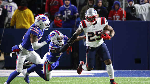Patriots running back Brandon Bolden gets outside the Buffalo defense